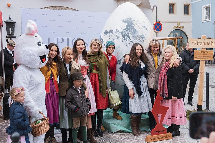 Andrea Pletzer-Gasser, Hansi Hinterseer, Mary-Ann Grimmenstein, Florentine Rosemeyer enthüllen riesiges Kunst-Osterei für den guten Zweck  ©Fotos: “Kitzbühel Tourismus”  